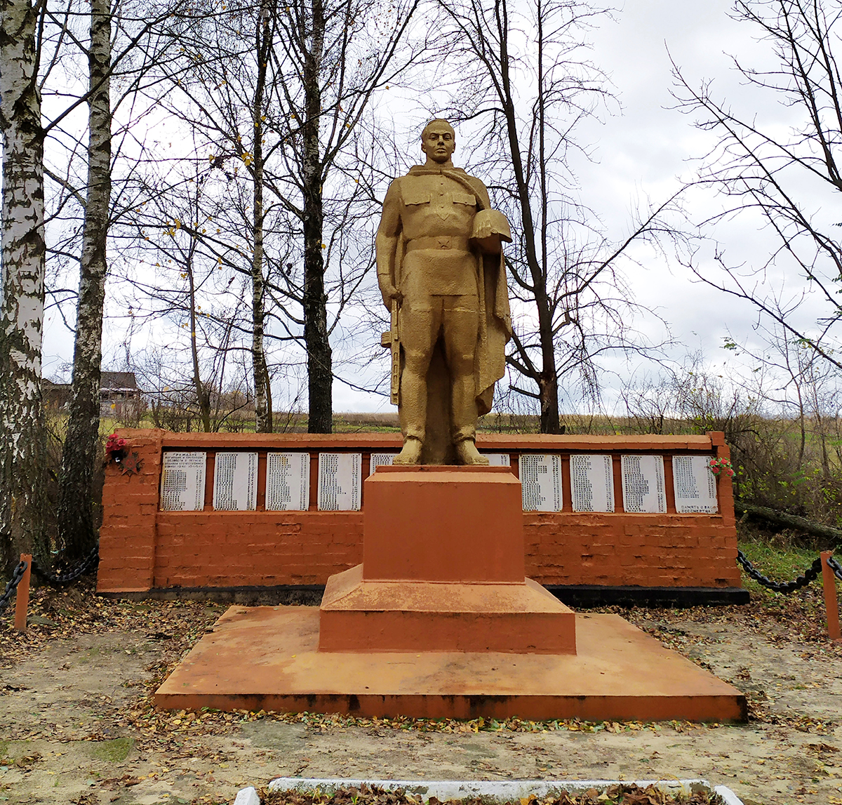 В брянском Рябчевске ремонтируют мемориал
