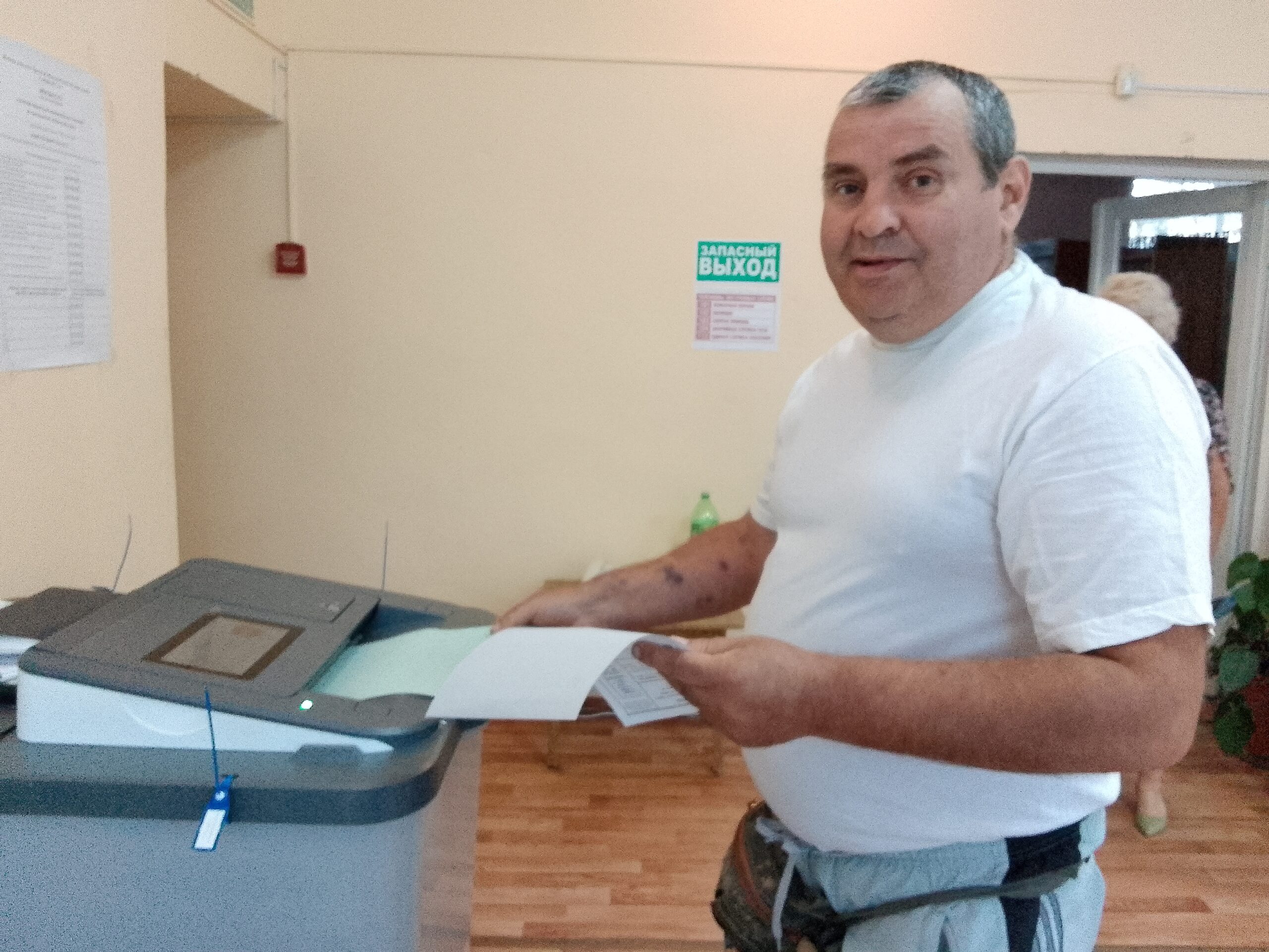 Новозыбковец Александр Сироткин в главный день голосования пришел на избирательный участок первым