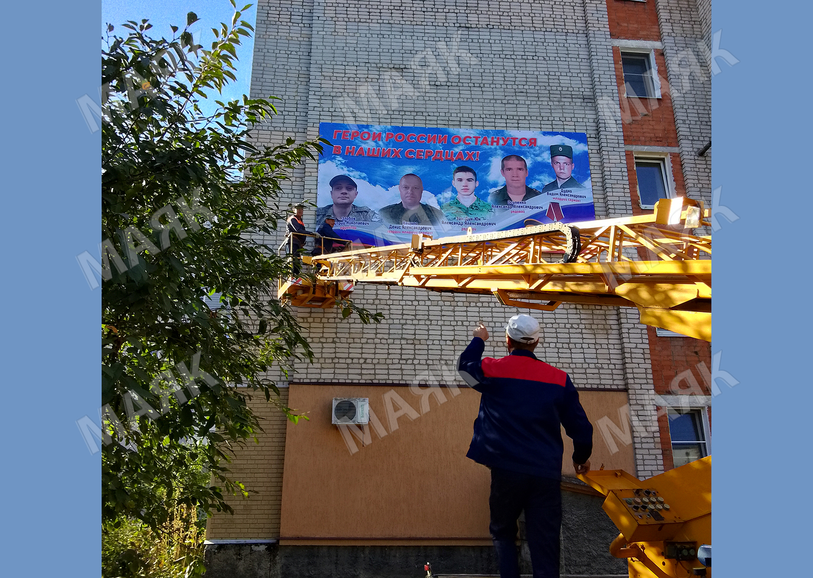 В Новозыбкове на улице Садовой разместили баннер в память о героях СВО