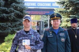 Росгвардейца наградили медалью МЧС России за спасение ребёнка во время возгорания частного дома в Брянске