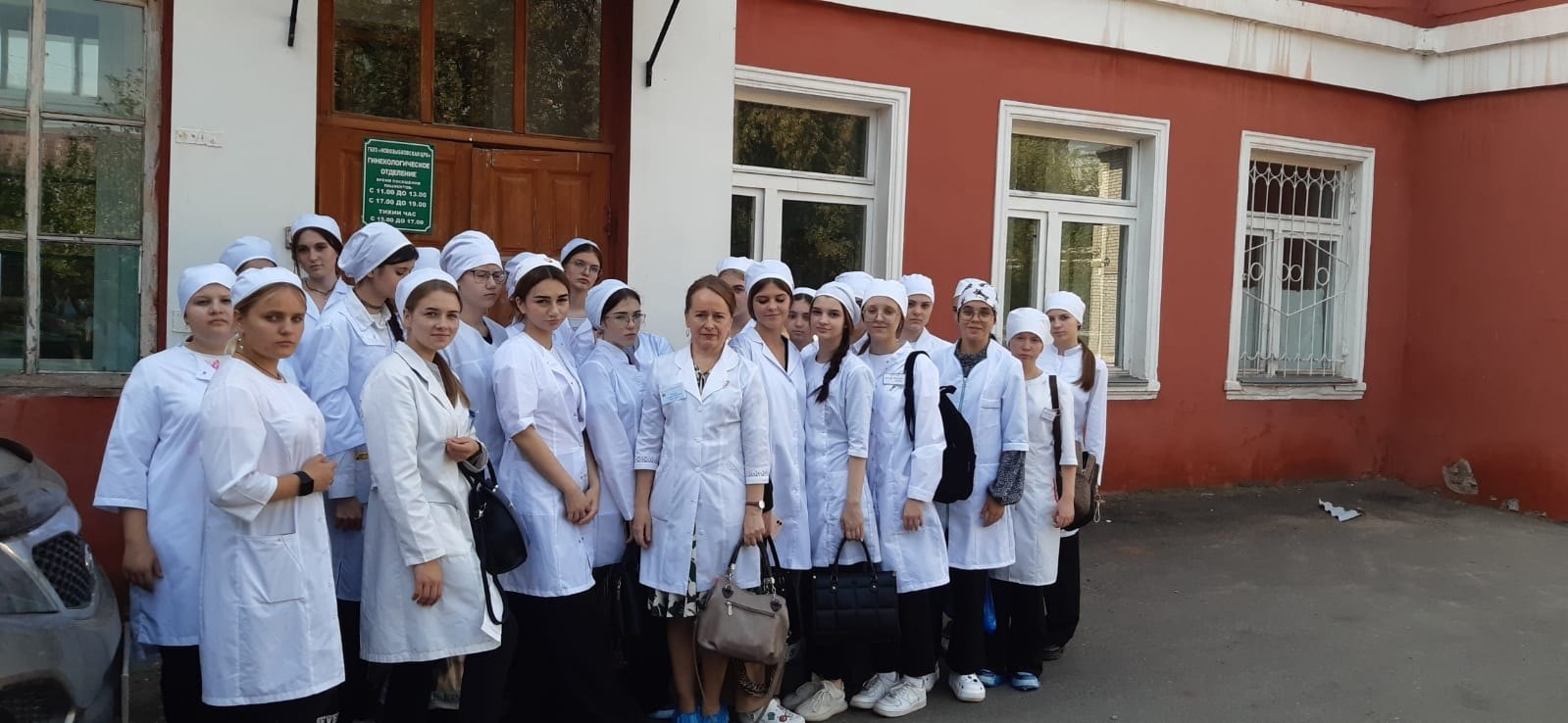 Будущие медики посетили новозыбковское родильное отделение