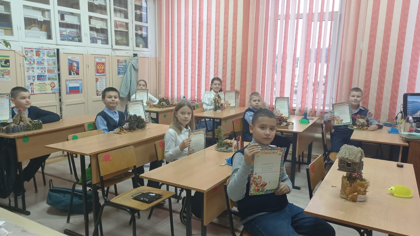 Осенние пейзажи «захватили» пространство в шестой школе Новозыбкова