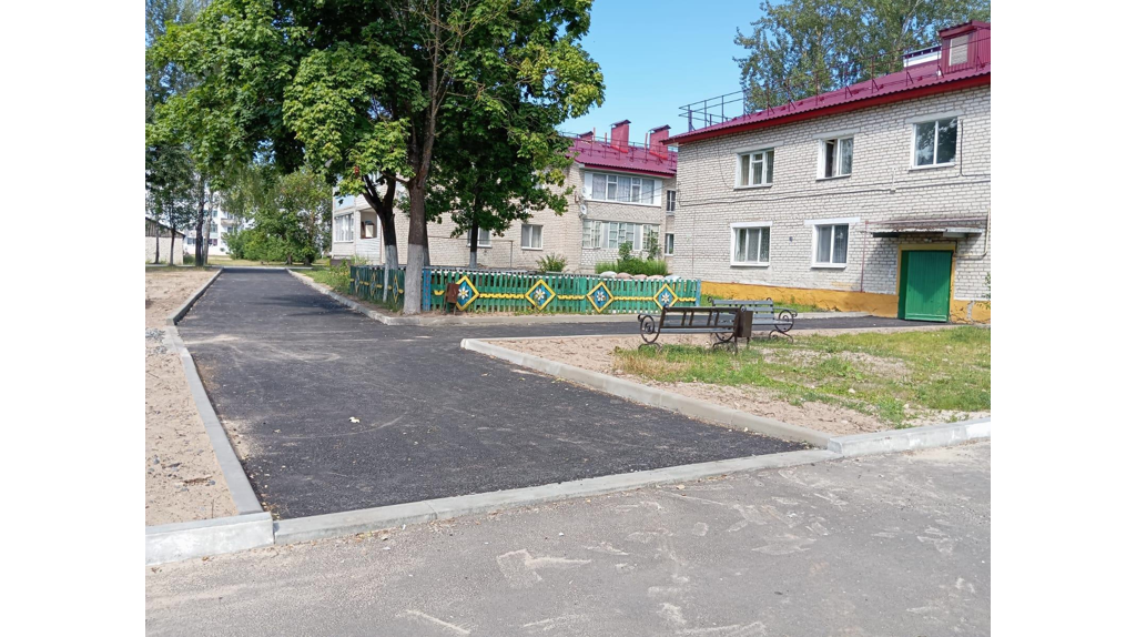 В Клинцовском районе Брянщины по нацпроекту отремонтировали двор МКД