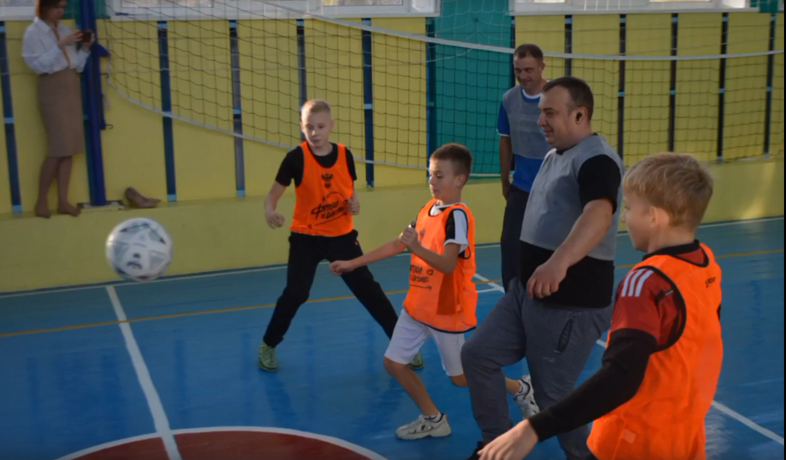 Победила дружба: в Новозыбкове в День отца сыграли в футбол