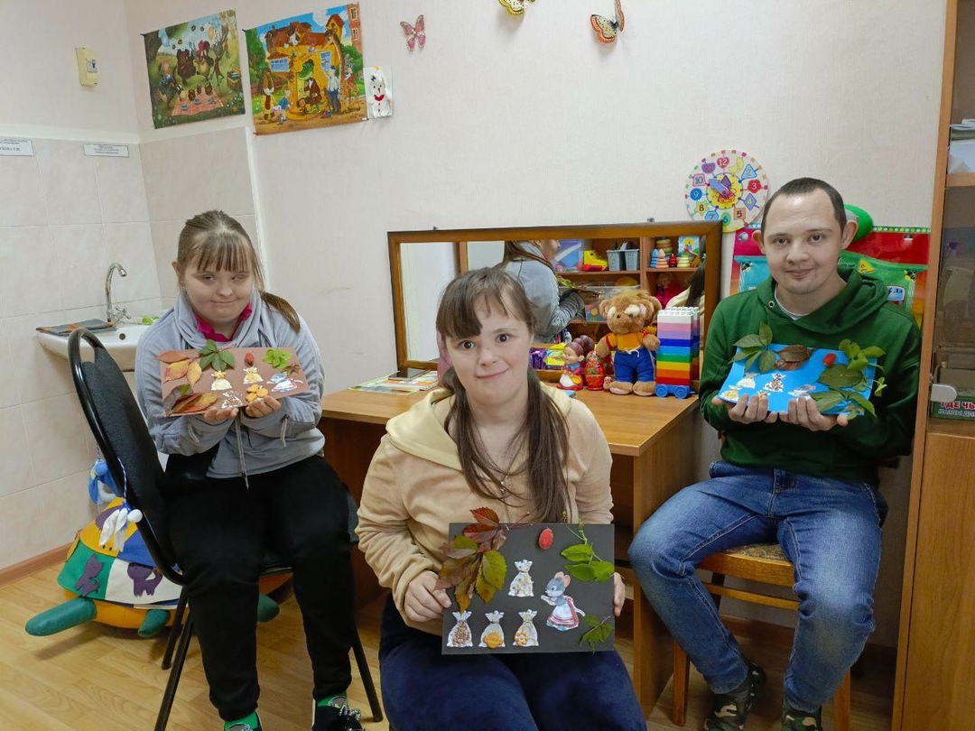 В центре соцобслуживания Новозыбкова ребята наполняли «погребок»