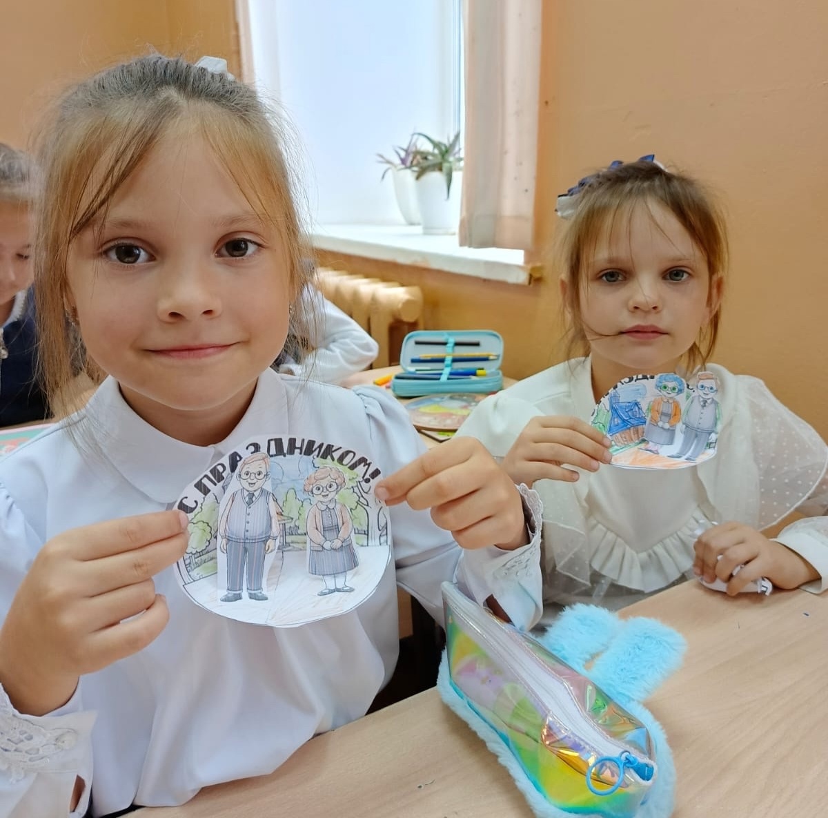 Юные новозыбковцы поздравляют бабушек и дедушек