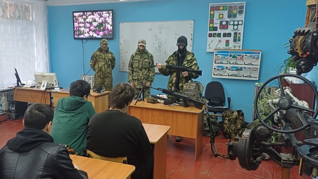 Школьники Новозыбковского района изучили устройство автомата