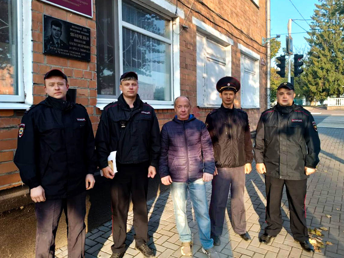 В Новозыбкове потушили горящий автомобиль и спасли водителя