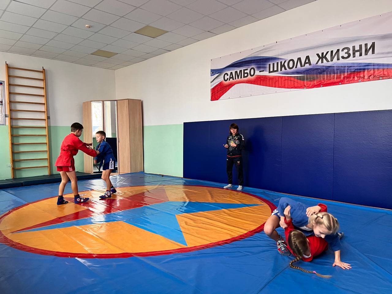 Брянский Губернатор вместе с вице – президентом Всероссийской Федерации самбо Анатолием Якуниным открыли спортивную секцию