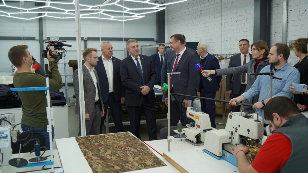 Александр Богомаз посетил Брянскую швейную фабрику