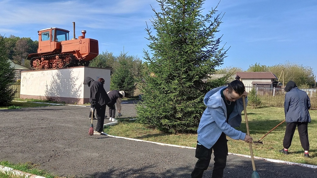 Студенты из брянских Комаричей вышли на субботник