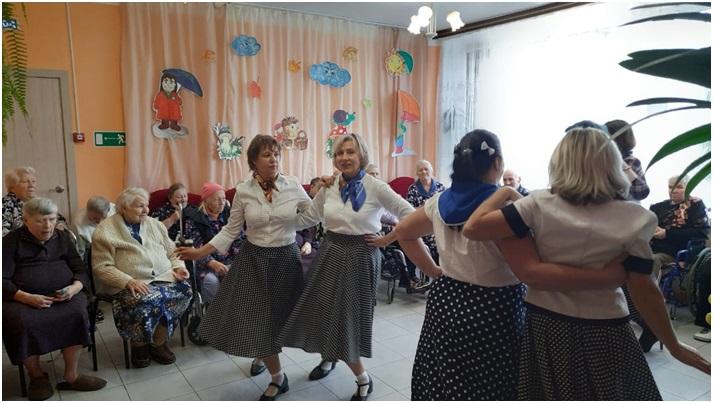 Новозыбковский танцевальный коллектив «Палитра» подарил одиноким пожилым людям дома-интерната праздник