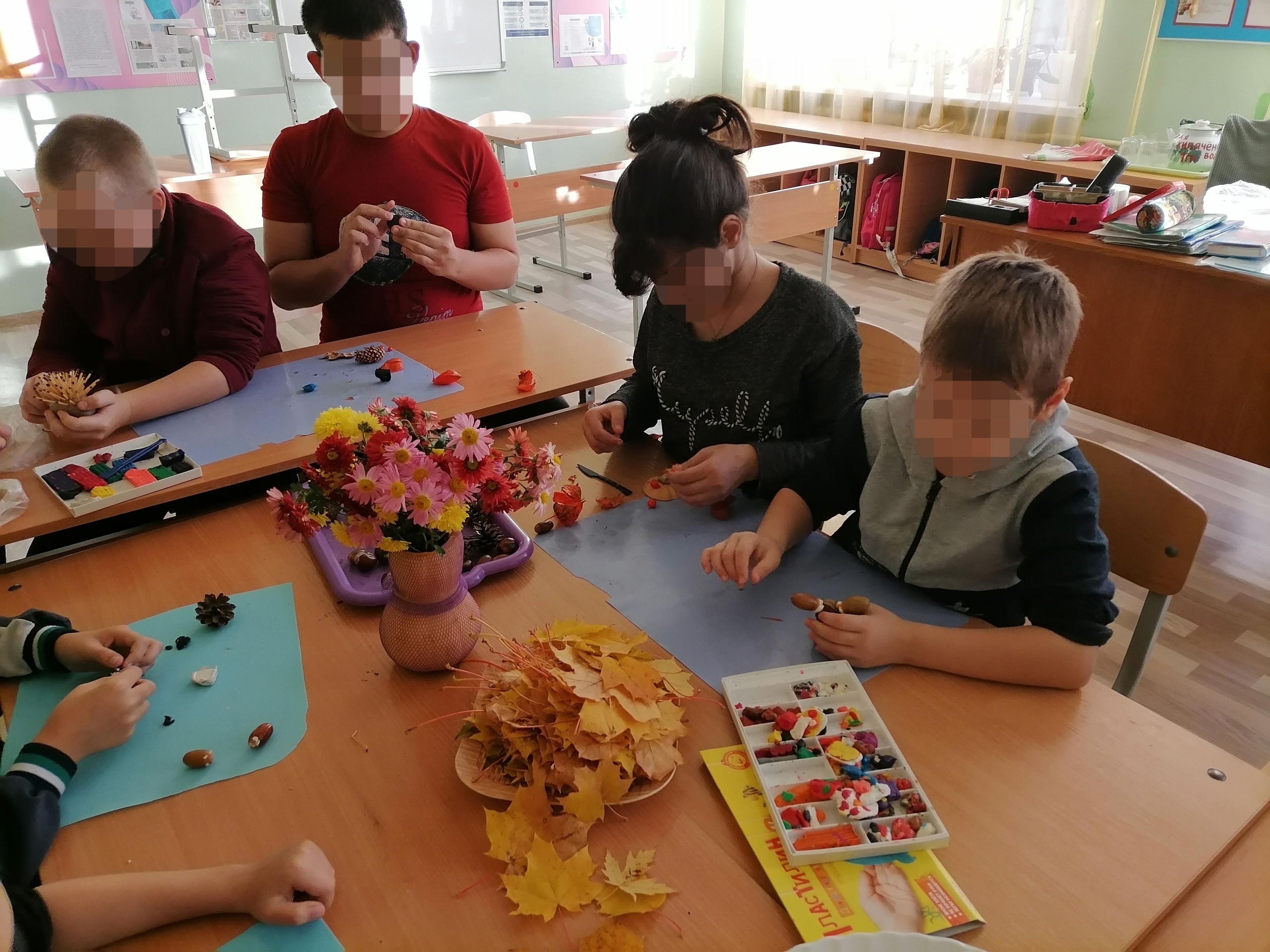 Юные новозыбковцы создали яркие осенние композиции