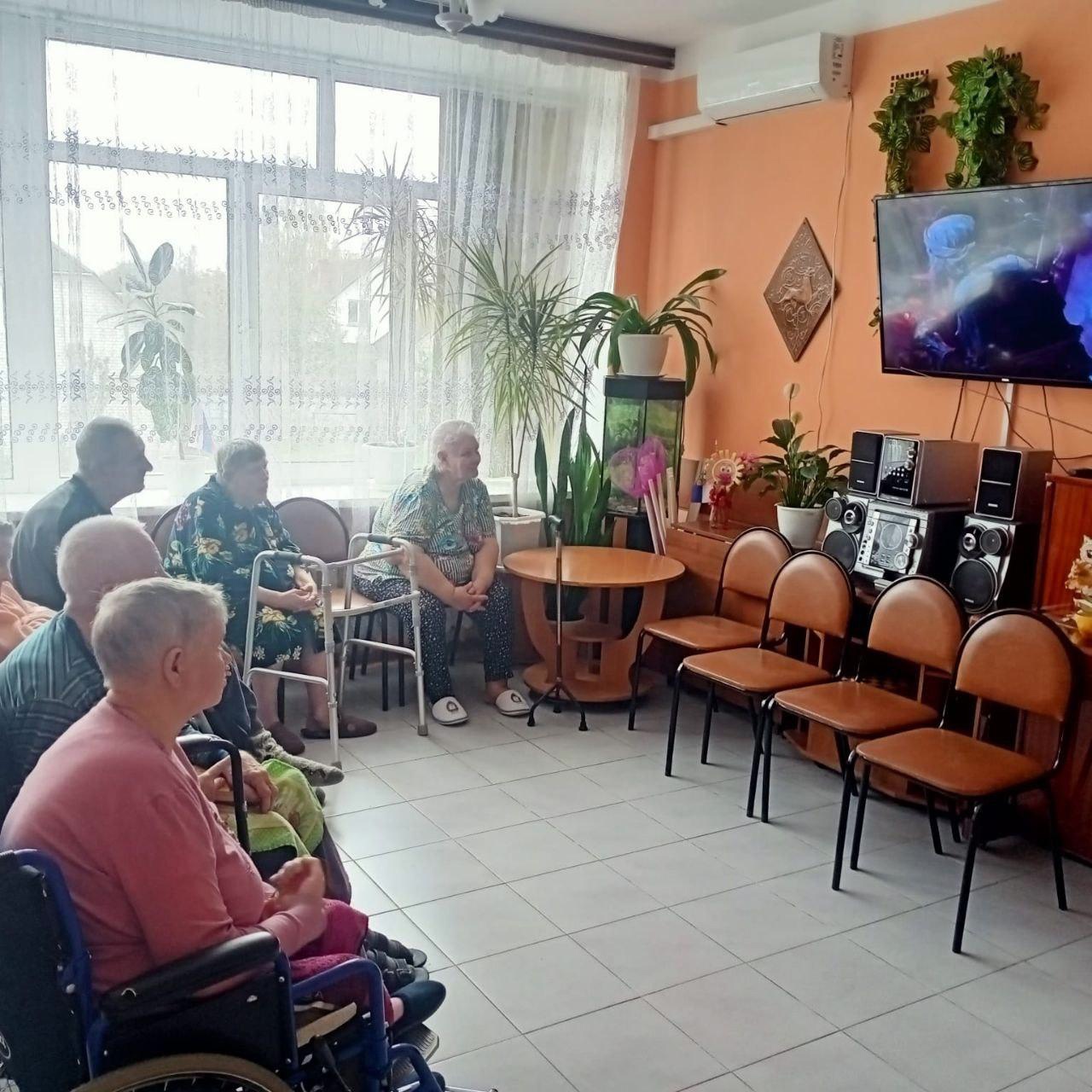 Жители новозыбковского дома-интерната побывали в гостях у сказки