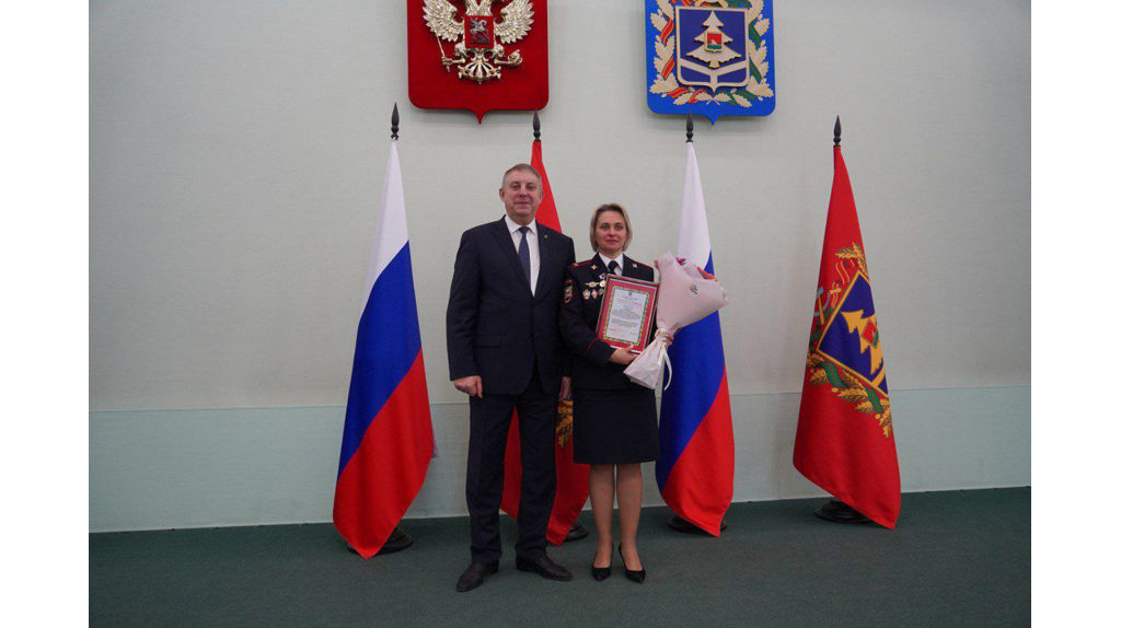 Губернатор Александр Богомаз вручил награды отличившимся сотрудникам полиции