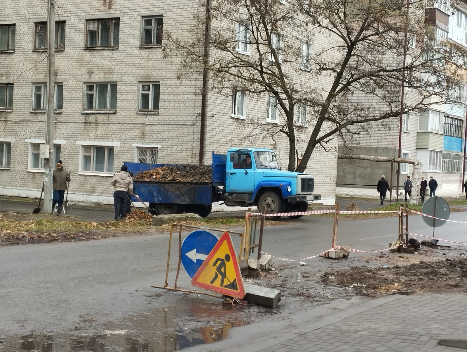 В Новозыбкове коммунальные службы расчищают ливневки