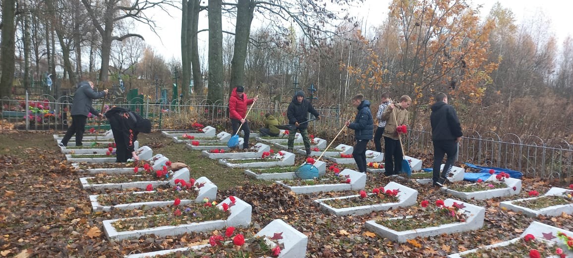 Могилы воинов убрали перед зимой в Новозыбкове