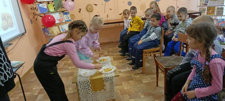 Букеты любимым мамам собрали новозыбковские детсадовцы