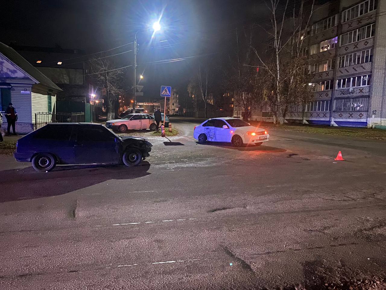 На новозыбковском перекрестке не разъехались две легковушки