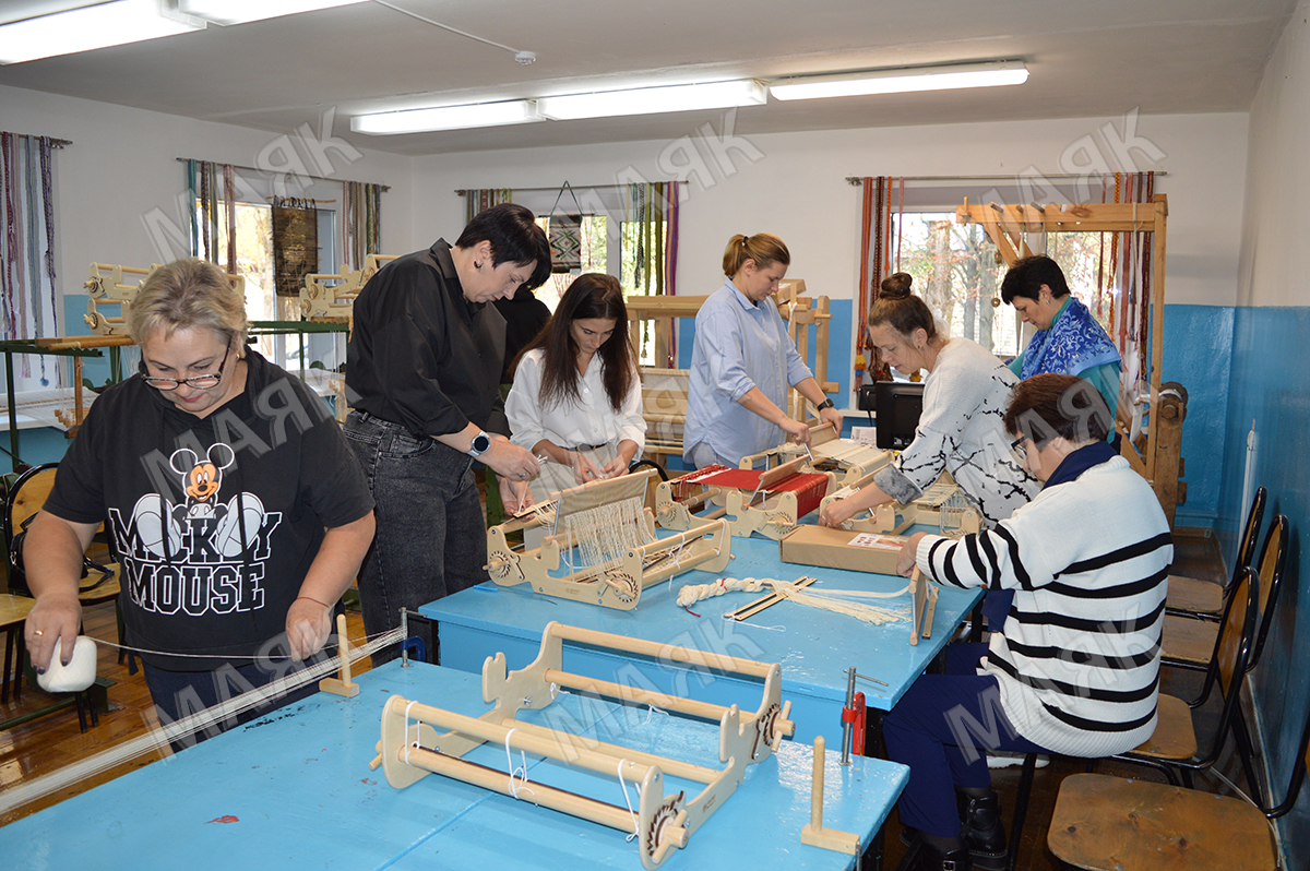 В Новозыбкове обучают  древнему мастерству ткачества