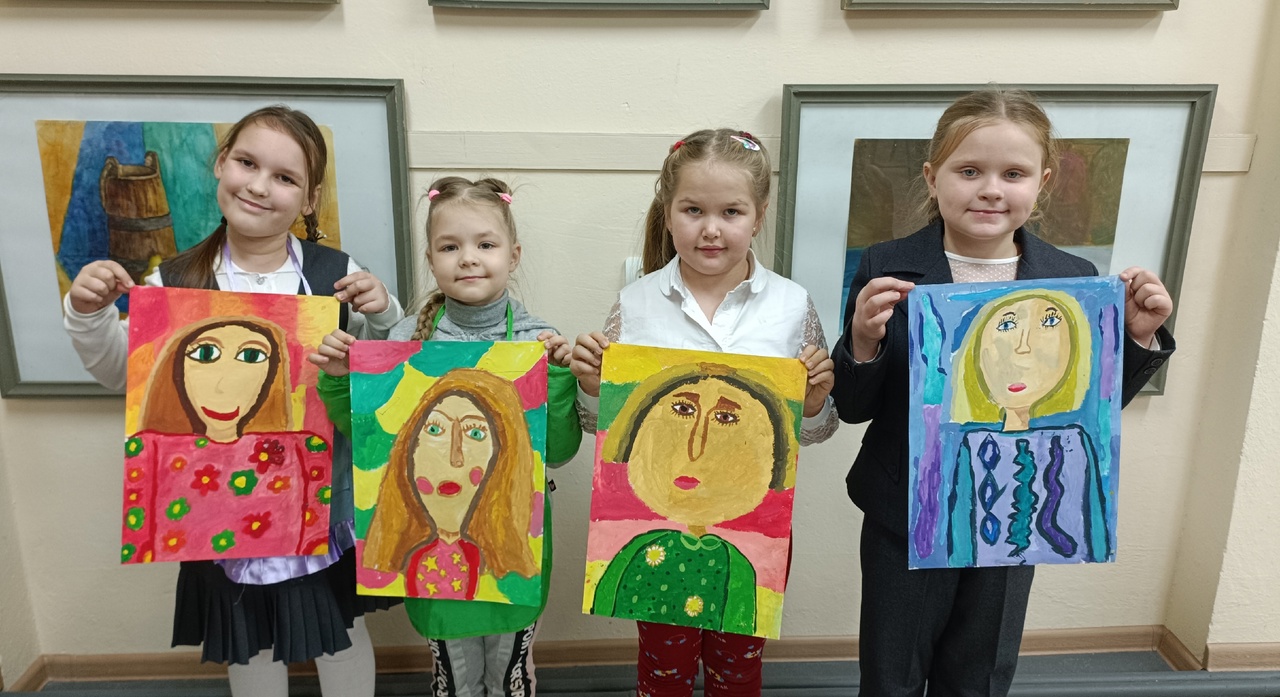 Новозыбковские художники нарисовали своих мам