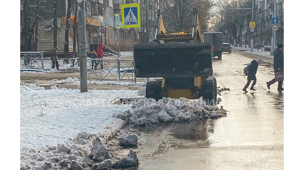 С улиц Брянска самосвалами вывозят снег