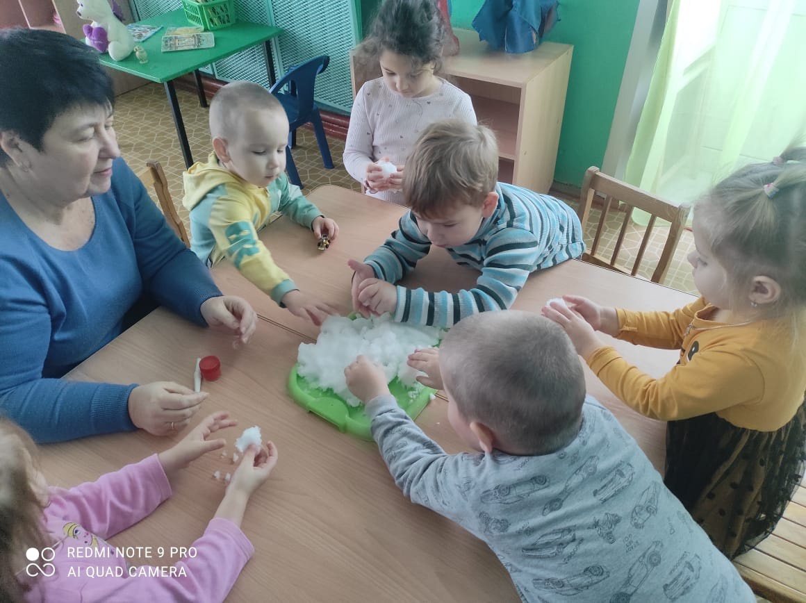 Дошкольники Новозыбкова экспериментировали со снегом