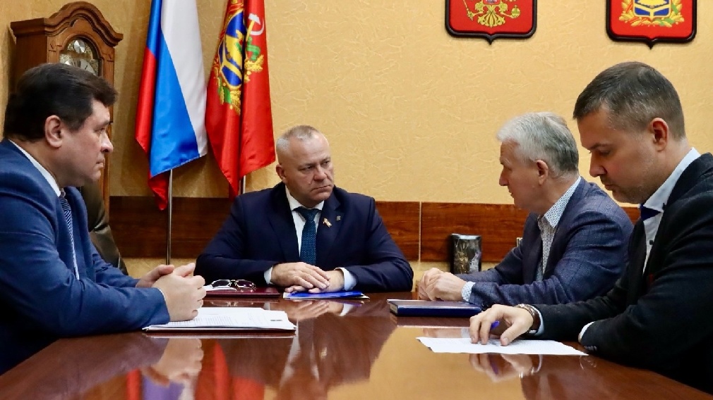 Председатель Брянской областной Думы Валентин Суббот встретился с представителями общероссийского профсоюза военнослужащих