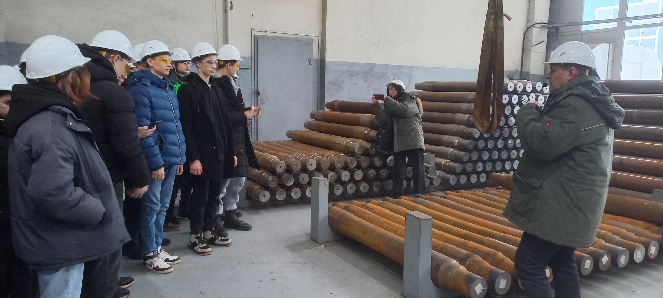 Школьники Новозыбкова побывали в цехах вагоностроительного завода