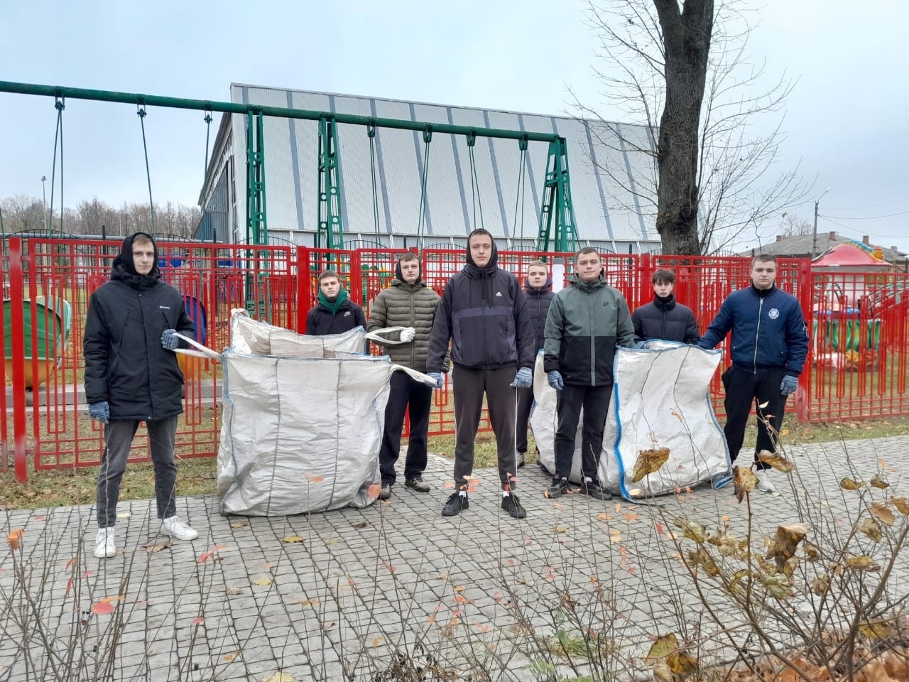 Новозыбковские студенты помогли убрать листву в городском парке