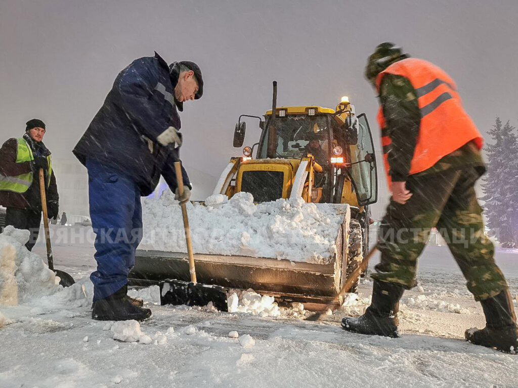 За сутки с брянских улиц вывезли свыше 400 тонн снега