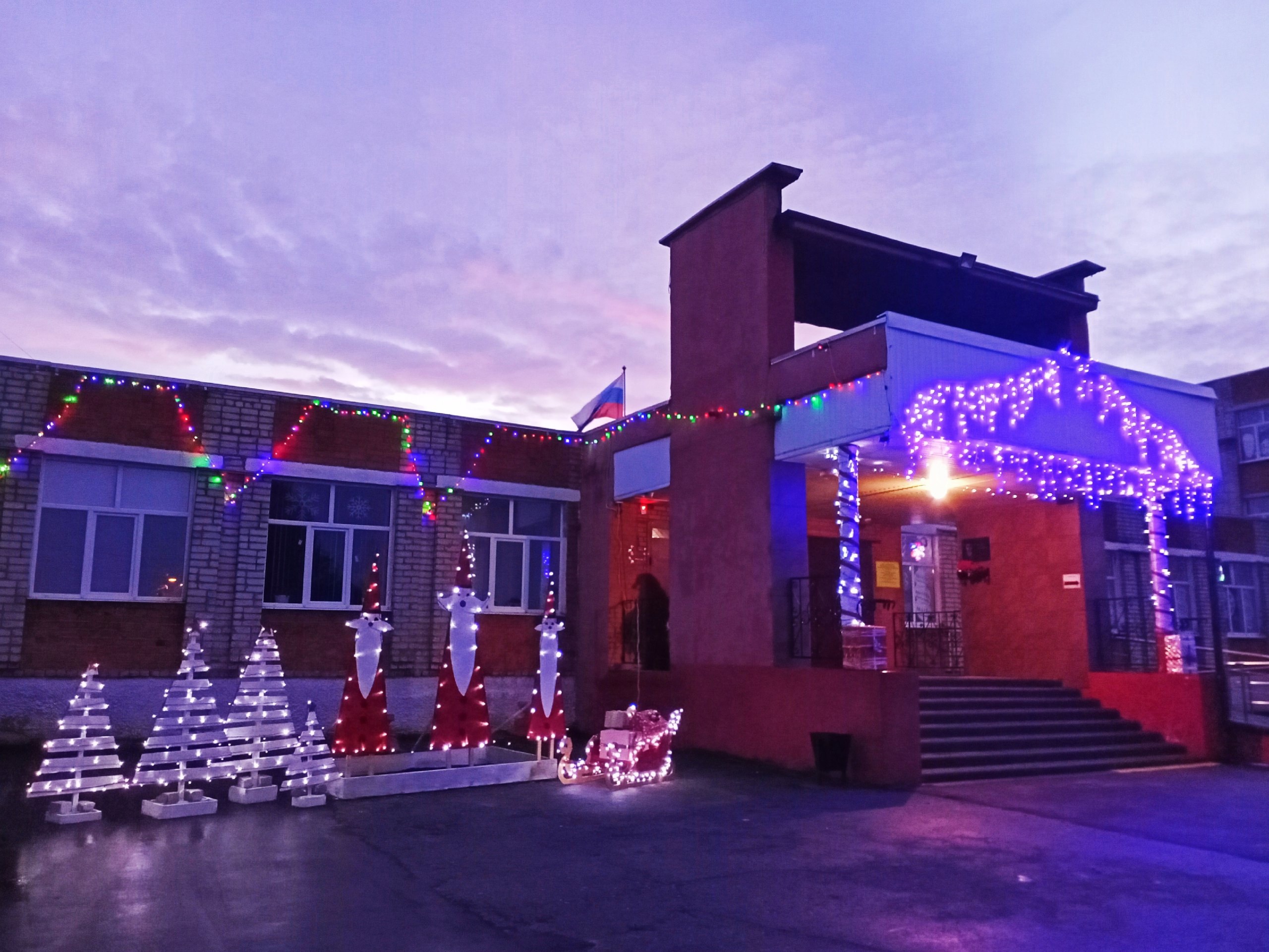 Новогодним убранством встретила своих учеников Новозыбковская школа № 9