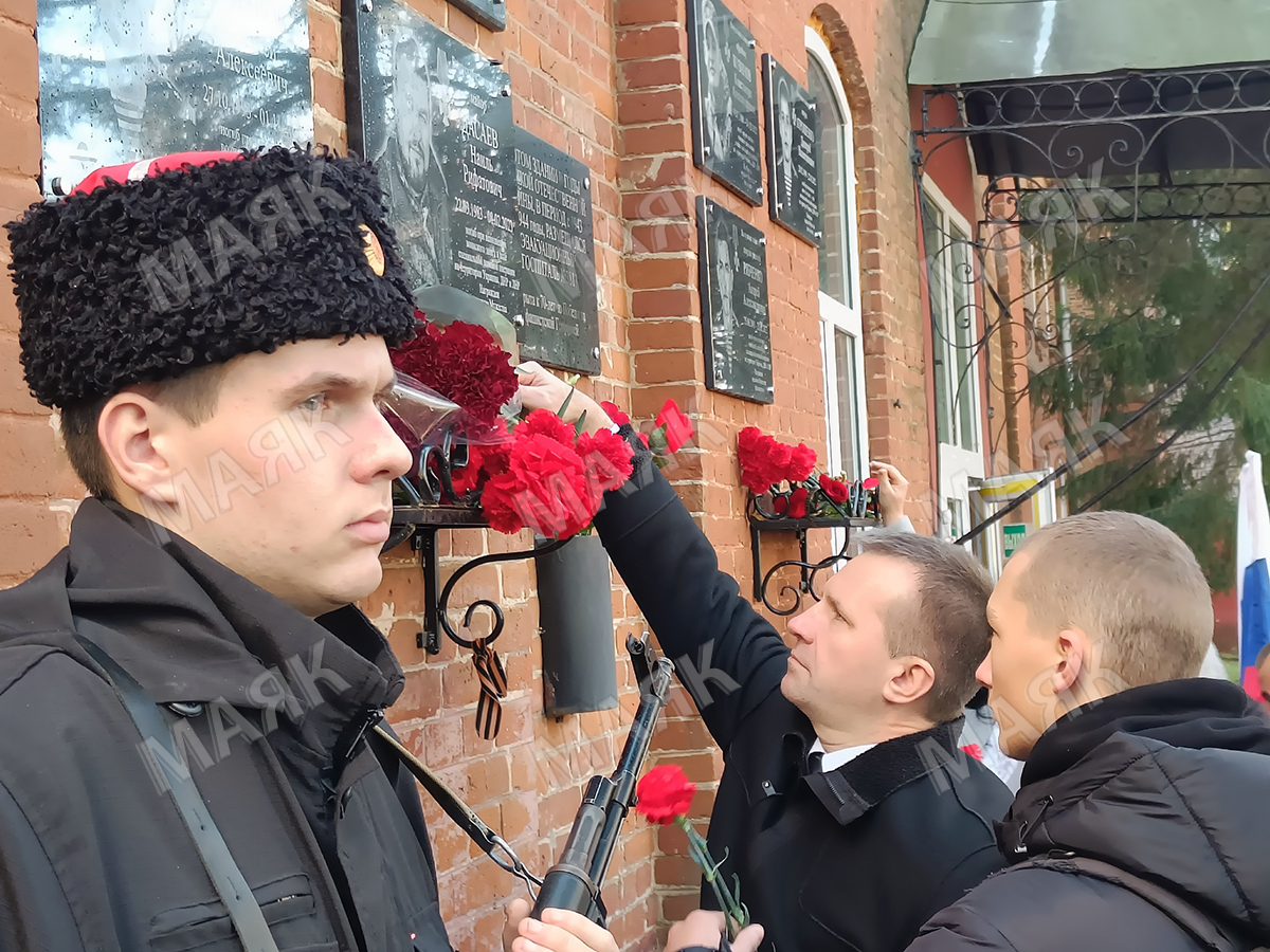 В образовательных организациях Новозыбковского округа откроют мемориальные доски выпускникам, погибшим в СВО