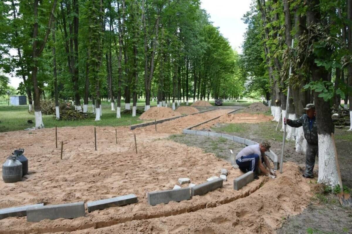 В брянском посёлке Красная Гора ремонтируют горпарк по нацпроекту