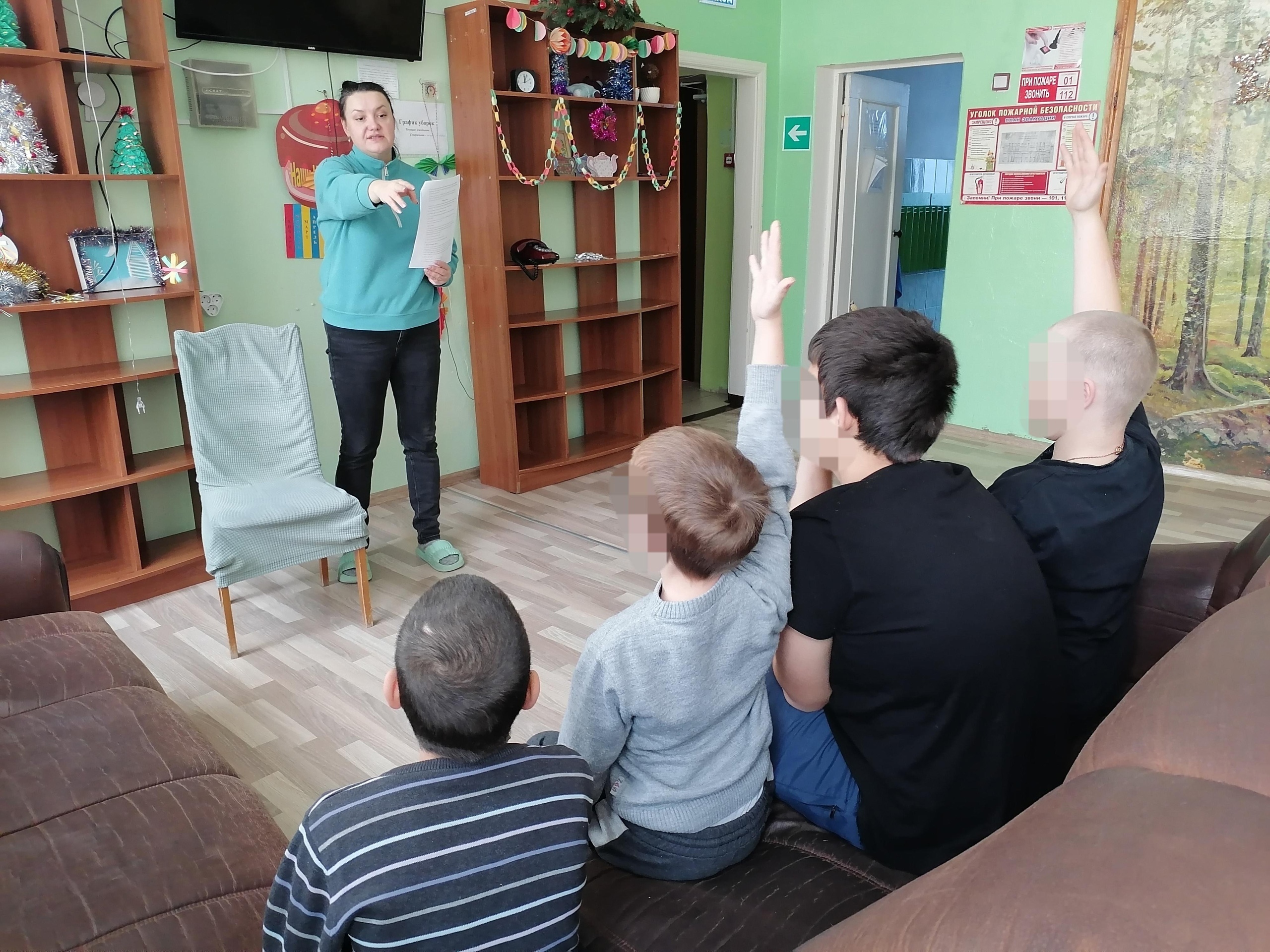 В новозыбковском соцприюте провели конкурс детских рисунков «Дорога, ребенок, безопасность»