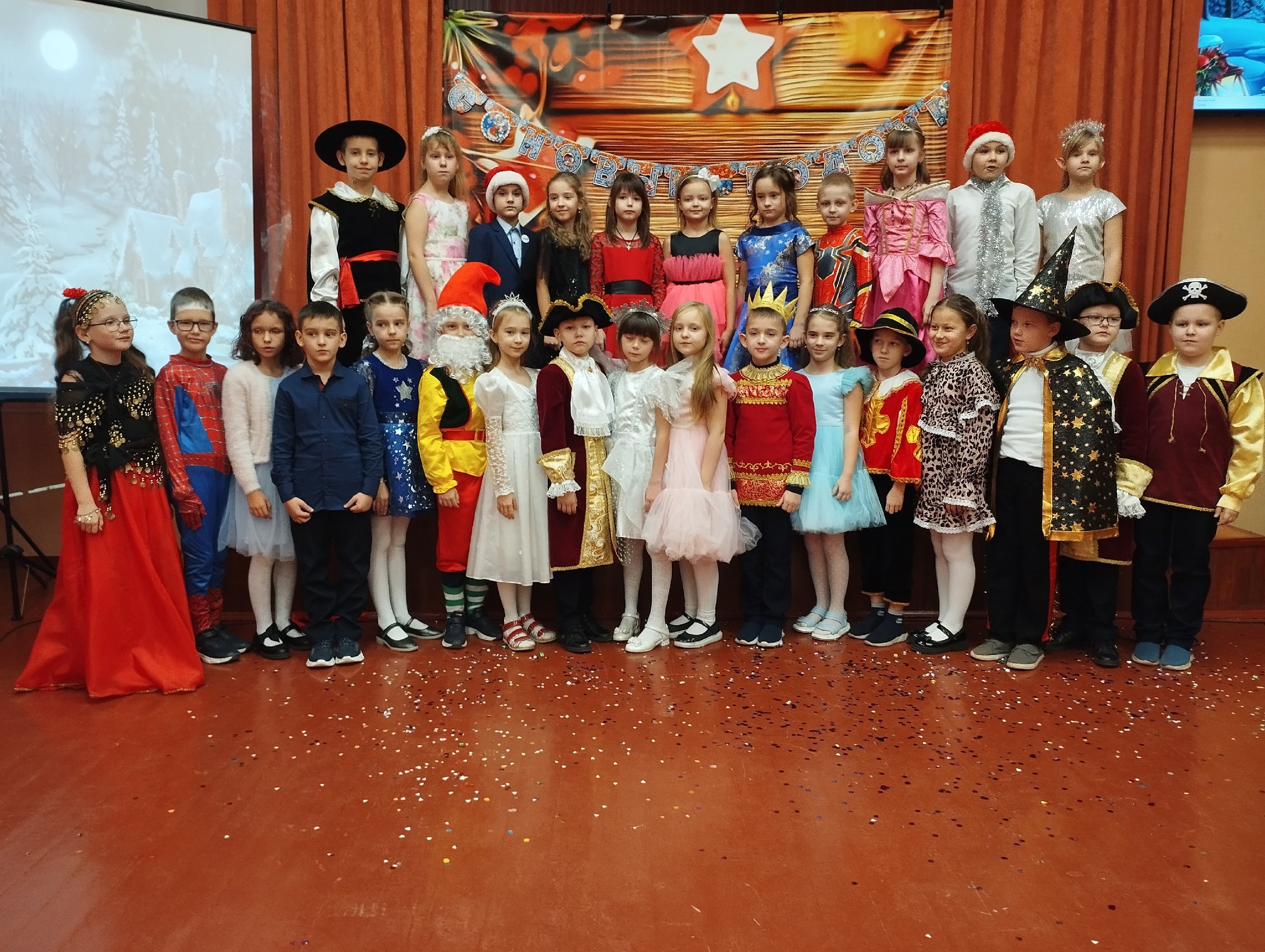 Новозыбковские школы зажигают новогодние утренники