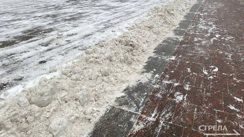 В Брянске очищают улицы от снега