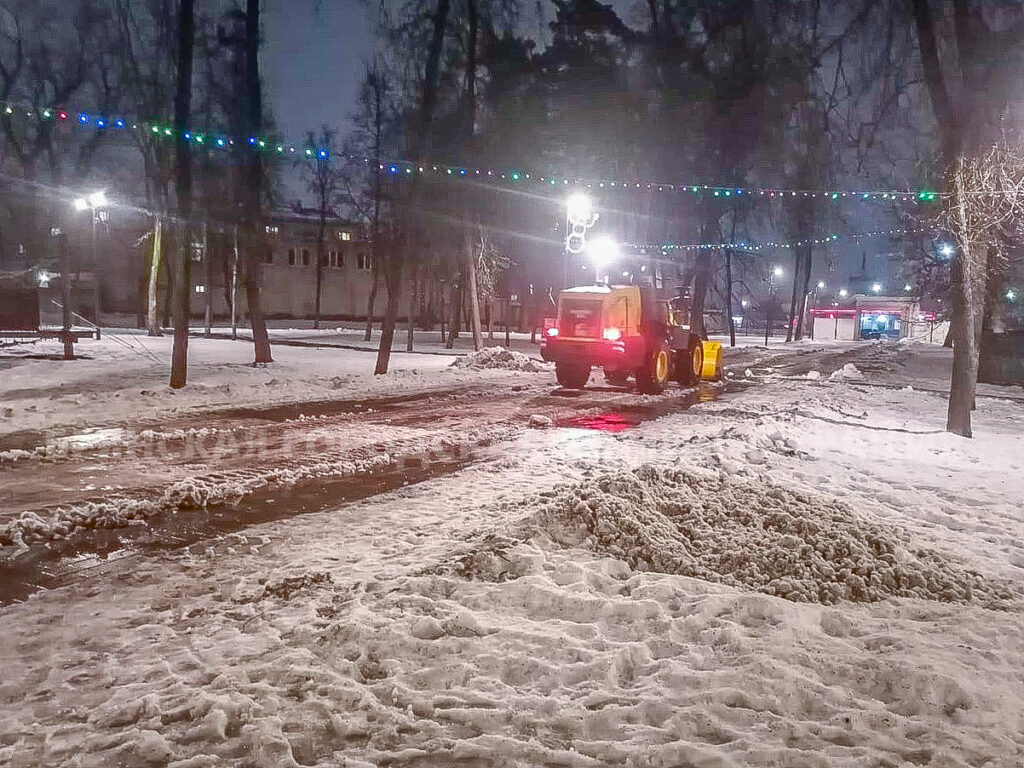 В выходные в Брянске продолжались работы по очистке от снега