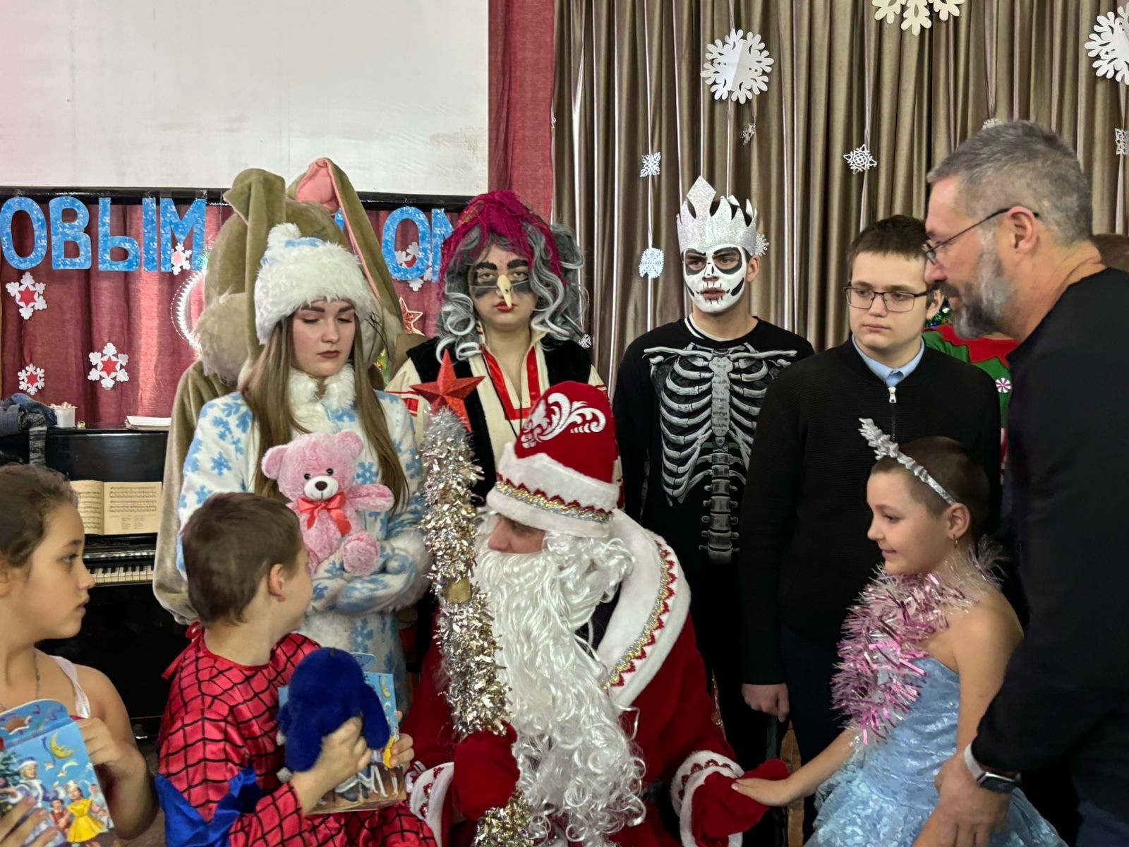 В гости к новозыбковским школьникам пришли Дед Мороз и Снегурочка