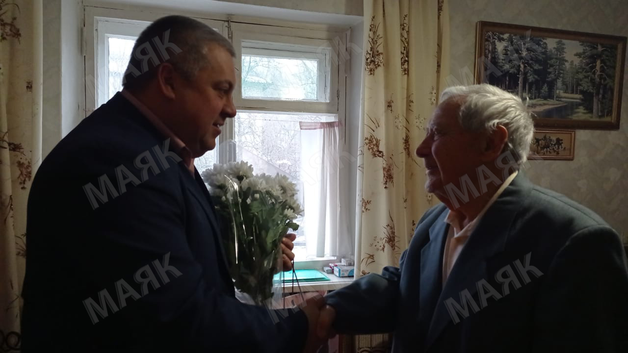 Труженика тыла из Новозыбкова поздравили с 95-летием