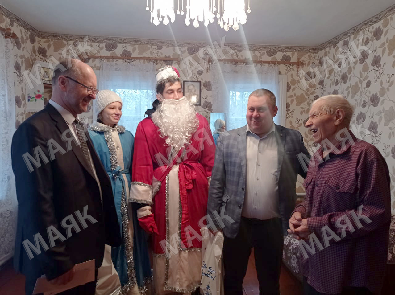 Сегодня руководители Новозыбковского городского округа поздравили ветеранов с наступающим Новым годом
