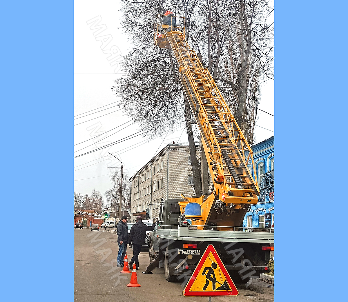В Новозыбкове ведутся работы по замене ламп уличного освещения
