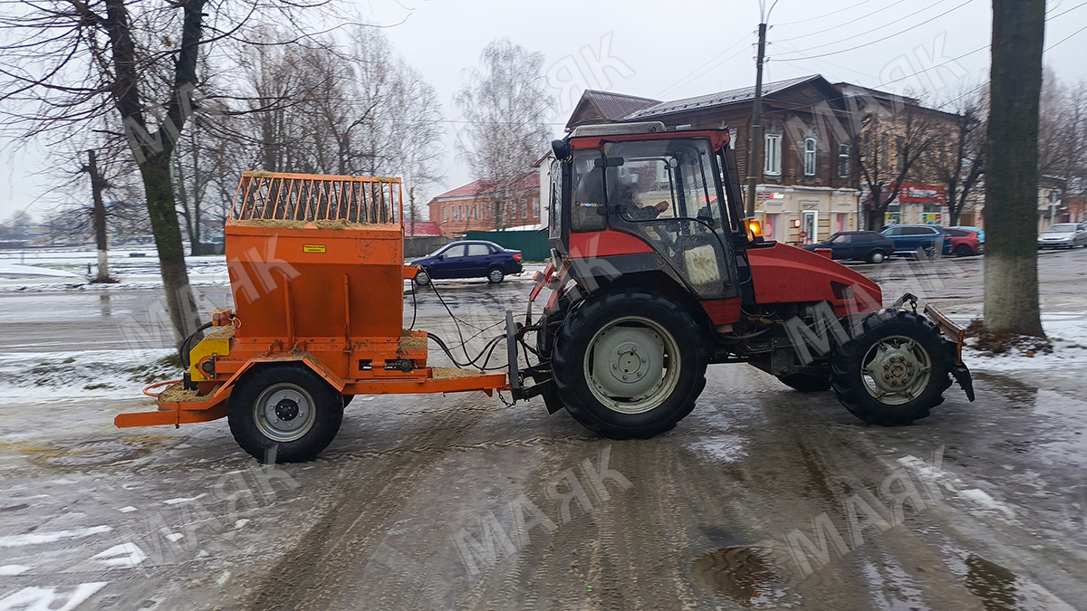 Новозыбковские коммунальщики очищают тротуары от наледи