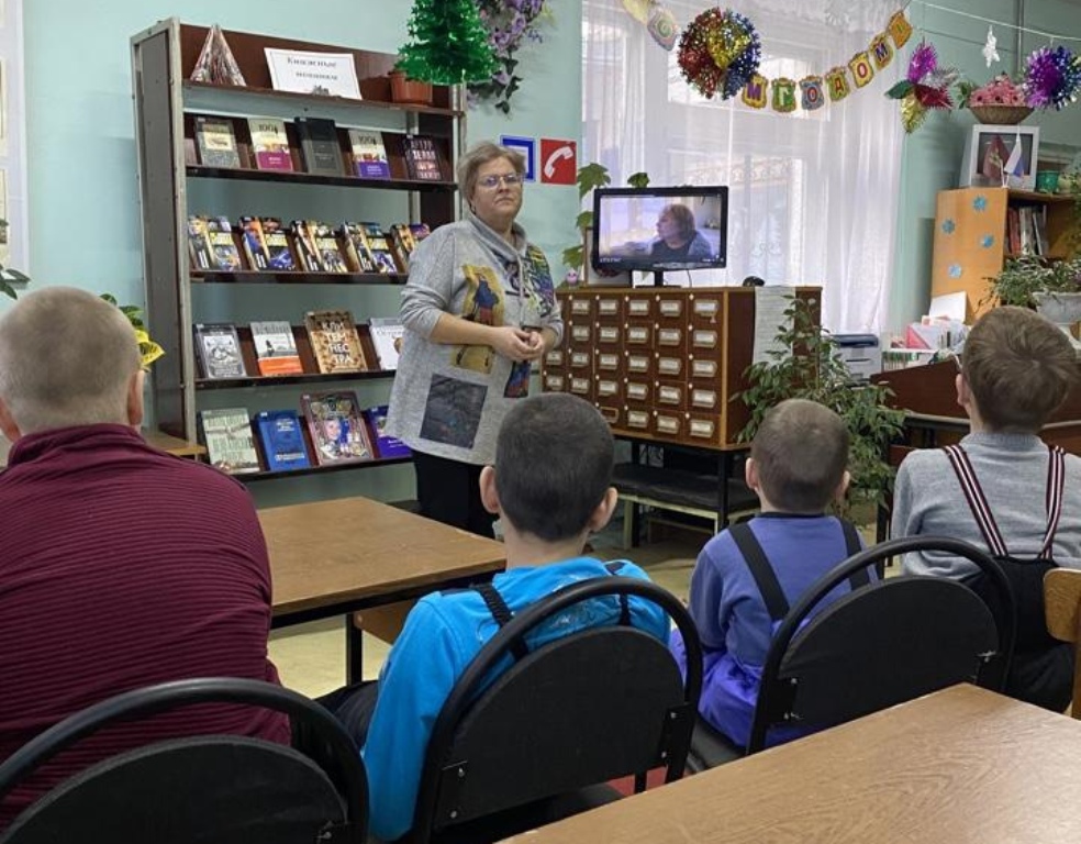 Для воспитанников новозыбковского соцприюта провели киноурок «С Новым годом, Раиса Петровна!»