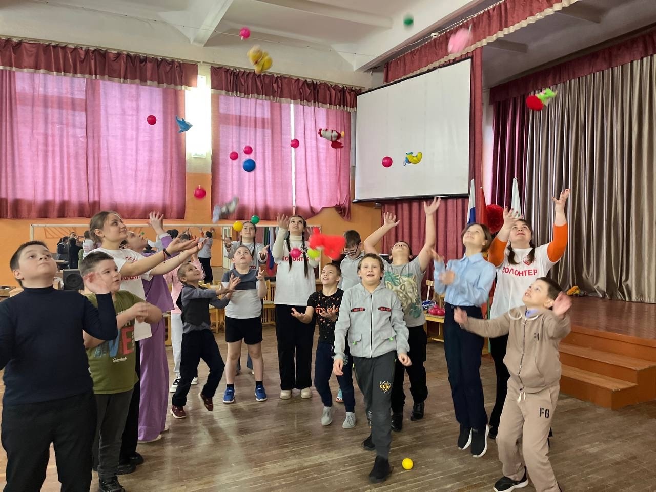 В Новозыбкове волонтеры подарили ребятам с ограниченными возможностями здоровья праздник