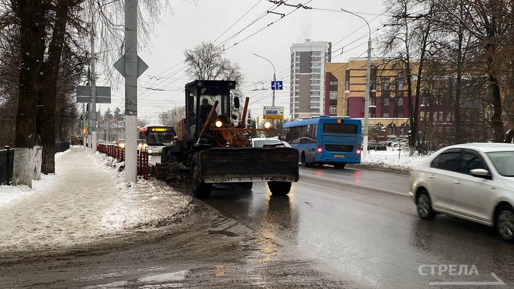 Во всех районах Брянска убирают снег