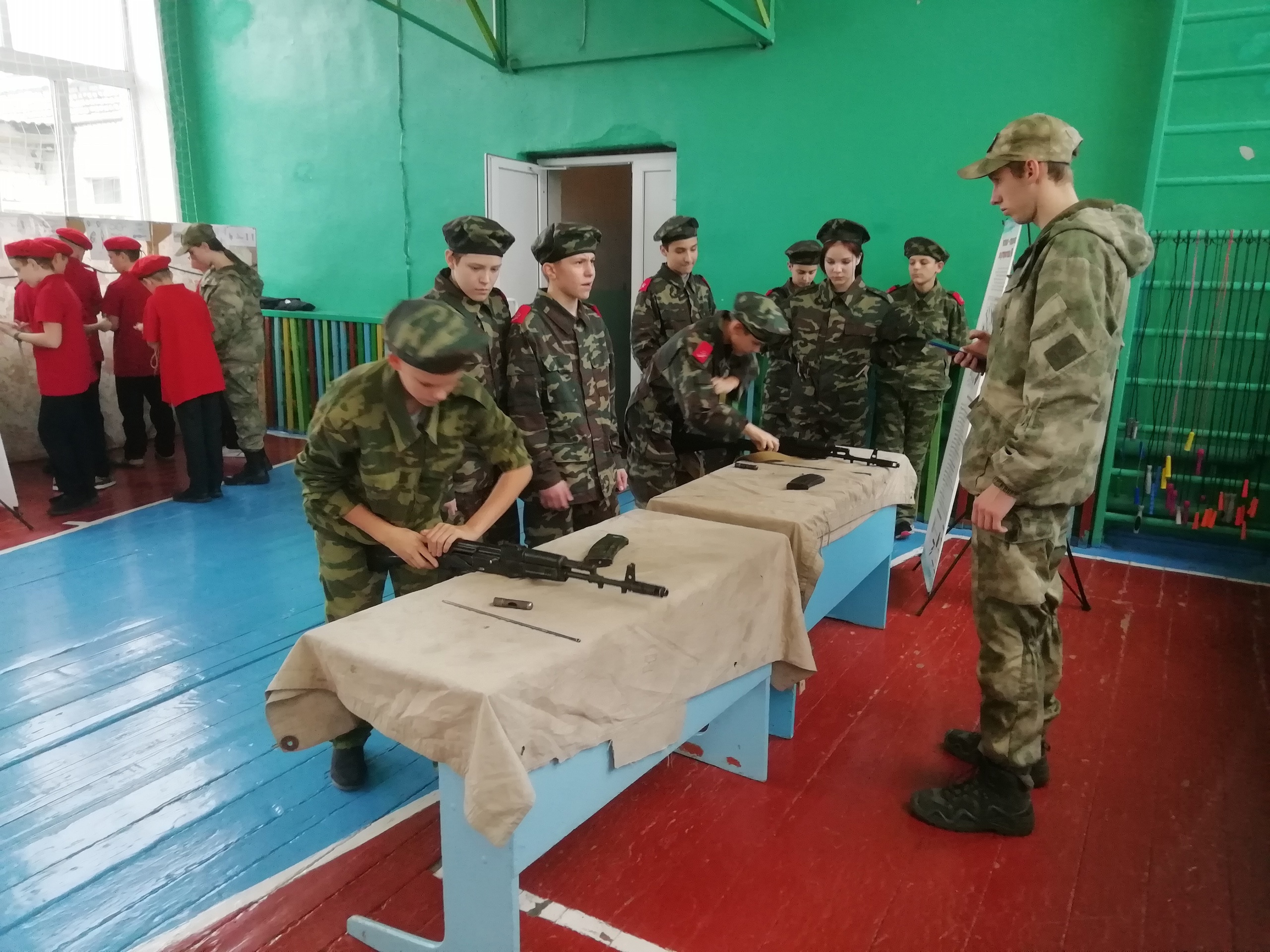 Школьники Новозыбкова узнали устройство автомата и смогли пострелять из него