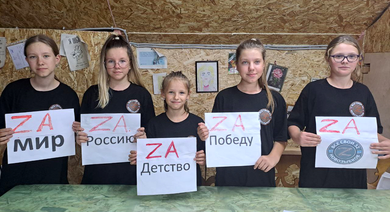 В Новозыбкове школьницы помогают волонтерам шить вещи бойцам СВО