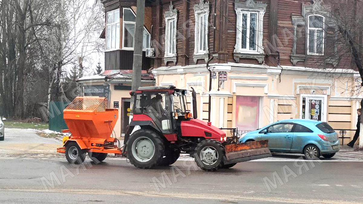 В Новозыбкове ведется противогололедная обработка пешеходных зон и автомобильных дорог