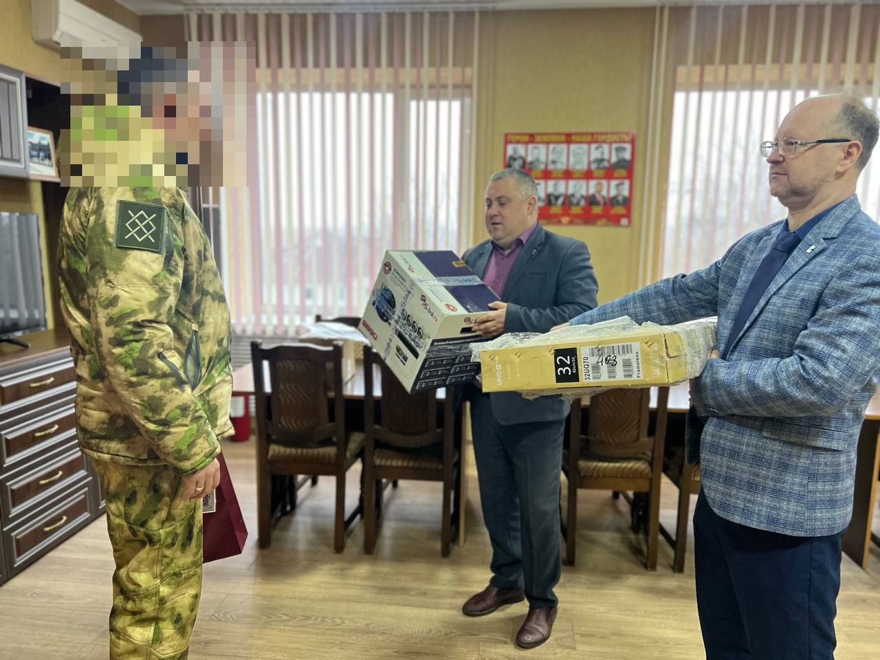 Глава Новозыбковсковского городского округа передал защитника оборудование и детские письма